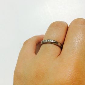 【ギンザタナカブライダル(GINZA TANAKA BRIDAL)の口コミ】 正面にウェーブの入ったデザインと
5つのダイヤが決め手でした。
比較的ふ…