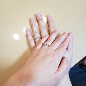 【HOSHI no SUNA 星の砂(ほしのすな)の口コミ】 短い指なのですらっと見えるウェーブタイプ、婚約指輪との重ね付けがしや…