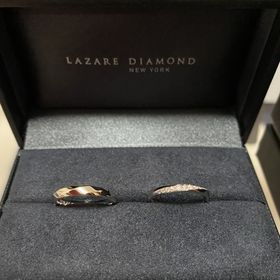 【ラザール ダイヤモンド(LAZARE DIAMOND)の口コミ】 ストレートが好みで、ベルベデーレでペアにしようか悩みました。
私は指が…