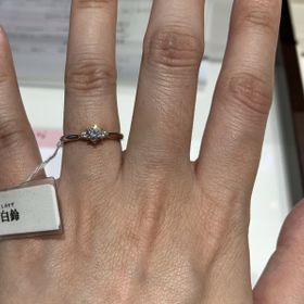 【俄(にわか)の口コミ】 華奢で可憐なイメージの指輪です。ダイヤモンドの横にメレダイヤが付いて…
