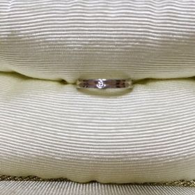 【ete(エテ)の口コミ】 何と言ってもセンターの上品なラインに小粒のダイヤです。普段使いでもさ…