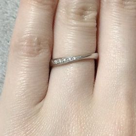 【銀座ダイヤモンドシライシの口コミ】 着用したとき指が長くきれいに見えて指が細めな私と彼に1番似合う指輪でし…