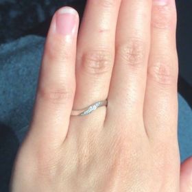 【エクセルコダイヤモンド(EXELCO DIAMOND)の口コミ】 ウェーブ型のデザインを中心に探していたところこのリングと出会い、つけ…