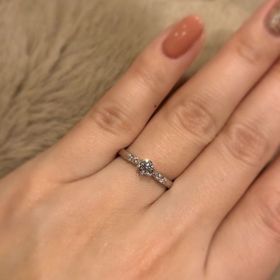 【ラザール ダイヤモンド(LAZARE DIAMOND)の口コミ】 デザインがゴージャスかつ上品さも兼ね添えている指輪を探していました。…