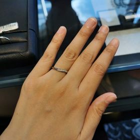 【エクセルコダイヤモンド(EXELCO DIAMOND)の口コミ】 この指輪がこの日はすごく気に入りました。
ウェーブ型なので指も疲れず、…