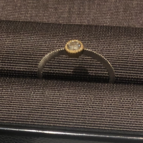 【e.m.の口コミ】 ダイヤのまわりがゴールドで、リングの部分がシルバーでとても可愛いデザ…