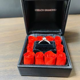 【エクセルコダイヤモンド(EXELCO DIAMOND)の口コミ】 中央のダイヤが浮いていて、下にメレダイヤが通っているデザインが気に入…