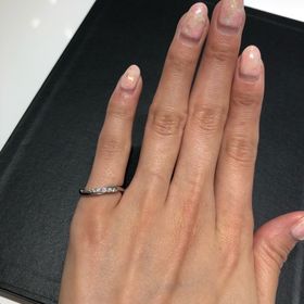 【4℃ BRIDAL(ヨンドシーブライダル)の口コミ】 ダイヤの存在感が素敵で、ただのストレートラインと違ってウェーブが綺麗…