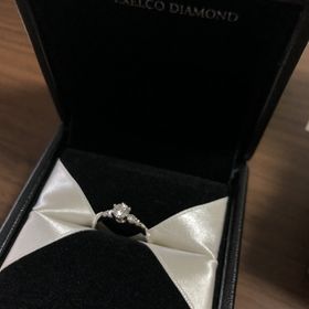 【エクセルコダイヤモンド(EXELCO DIAMOND)の口コミ】 デザインが可愛かった。
ミル打ちが珍しくて良い。
自分の細めな指にはゴ…