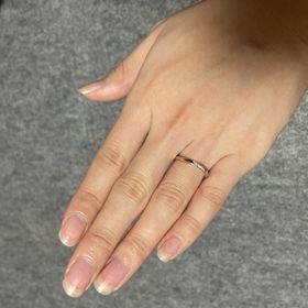 【俄(にわか)の口コミ】 　プラチナとピンクゴールドの素材を組み合わせられる指輪だった事と、細…