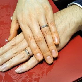 【AFFLUX(アフラックス)の口コミ】 奥さんの指輪は、ブルーにこだわっていたため、ブルーのデザインが気に入…