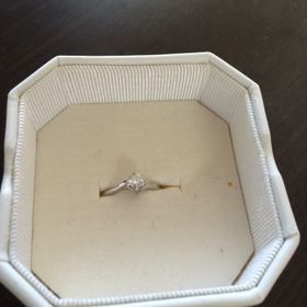 【4℃ BRIDAL(ヨンドシーブライダル)の口コミ】 ダイヤモンドの大きさと輝きが程よくとても気に入りました。
また、リング…