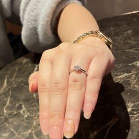 【銀座ダイヤモンドシライシの口コミ】 私は華やかなデザインにしようと思っていたのですが、彼がシンプルなもの…