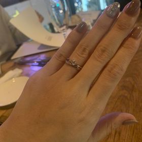 【ラザール ダイヤモンド(LAZARE DIAMOND)の口コミ】 デザインで婚約指輪のウェーブに合わせたくて、選びました。
もともと細い…