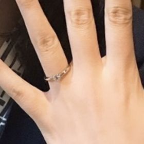 【ラザール ダイヤモンド(LAZARE DIAMOND)の口コミ】 シンプルなデザインだけど、暗いところでも虹色に輝くという説明を受けた…