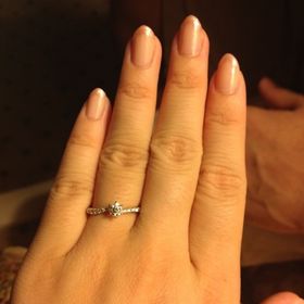 【canal4℃(カナルヨンドシー)の口コミ】 デザインが可愛かったところが一番気に入っています。
真ん中の石は立て爪…