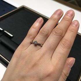 【ラザール ダイヤモンド(LAZARE DIAMOND)の口コミ】 指が長い方ではないのと結婚指輪との重ね付けをしたかったので、婚約指輪…