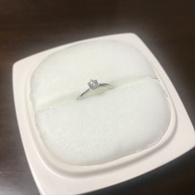 【俄(にわか)の口コミ】 王道の形で、ダイヤが雪のように見えるデザインが素敵でした。リングの部…