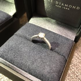 【ラザール ダイヤモンド(LAZARE DIAMOND)の口コミ】 指輪の決め手は、ダイヤモンドの輝き、接客の丁寧さの2点です。
誰もが想…