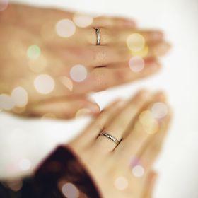 【Tous Les Deux(トゥー・レ・ドゥー)】の口コミ そんなに高くない結婚指輪を探していて、
それでも、曲がったりする素材の...