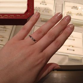 【カルティエ(Cartier)の口コミ】 細身のＶ字で指が綺麗に見えます。
ダイヤの位置が表裏に分かれていますの…