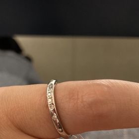 【銀座ダイヤモンドシライシの口コミ】 ホームページでみて、初めからとても好みだった。メレダイヤが絶妙な間隔…