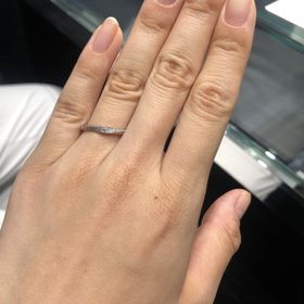 【ラザール ダイヤモンド(LAZARE DIAMOND)の口コミ】 ストレートラインにダイヤが複数入るデザインがいいなと思って出していた…