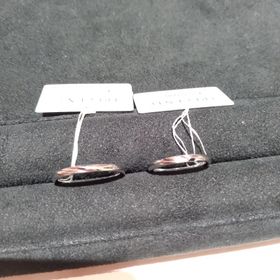 【TRECENTI(トレセンテ)の口コミ】 シンプルなデザインでありながら、指輪中央の細く斜めの溝が特徴的な指輪…