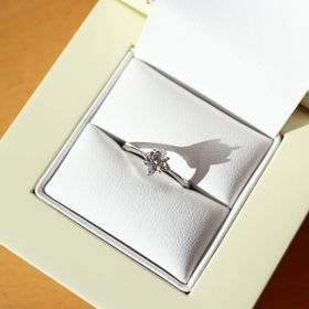 【LAPAGE(ラパージュ)の口コミ】 彼女と婚約指輪を見に行き、3種類のデザインに絞り最後に残ったのがこの指…