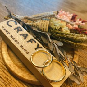 【CRAFY(クラフィ)の口コミ】 もともと、結婚指輪はシンプルなゴールドリングにしたかった僕の希望に彼…