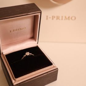 【アイプリモ(I-PRIMO)の口コミ】 一石のものよりも、左右にもダイヤモンドが付いているものがいいと思って…