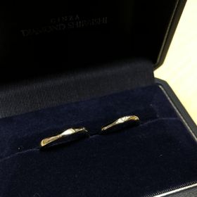 【銀座ダイヤモンドシライシの口コミ】 デザインはウェーブ、女性用には石が入っています。かなり軽く、つけ心地…