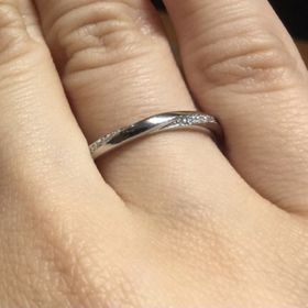 【エクセルコダイヤモンド(EXELCO DIAMOND)の口コミ】 ウェーブ2回転で、指の両側をダイヤが彩ります。かなり華やかで、デザイン…