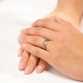 【ティファニー(Tiffany & Co.)の口コミ】 キラキラしたシンプルなもので、華奢なデザインのものを探していました。
…