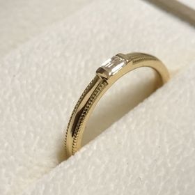 【ORECCHIO(オレッキオ)の口コミ】 ダイヤ一石のシンプルな指輪を色々探していました。こちらのエメラルドカ…