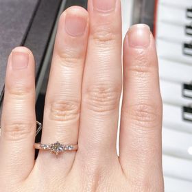 【ラザール ダイヤモンド(LAZARE DIAMOND)の口コミ】 中央部がきゅっとリボンのように細くなったリングなので、センターのダイ…