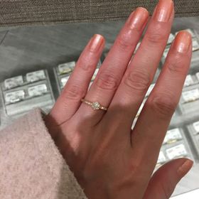 【バーニーズニューヨーク(BARNEYS NEW YORK)の口コミ】 バーニーズオリジナルの婚約指輪です。
ダイヤがとてもキレイで、アームの…