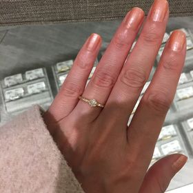 【バーニーズニューヨーク(BARNEYS NEW YORK)】の口コミ バーニーズオリジナルの婚約指輪です。
ダイヤがとてもキレイで、アームの...