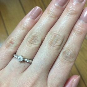 【ラザール ダイヤモンド(LAZARE DIAMOND)の口コミ】 初めは中央にダイヤモンド１つのデザインにしようと考えていましたが、左…