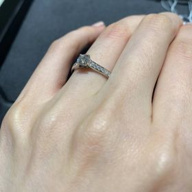 【ヴァン クリーフ＆アーペル(Van Cleef & Arpels)の口コミ】 一目惚れでした。可愛らしさと華やかさを兼ね備え、華奢に見えつつも存在…