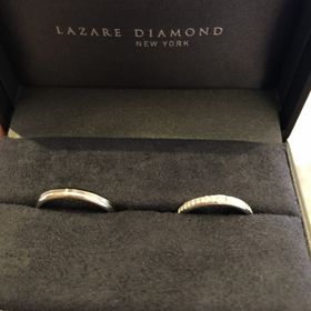 【ラザール ダイヤモンド(LAZARE DIAMOND)の口コミ】 少し存在感のある結婚指輪を探していました。センターに大きめのダイヤモ…