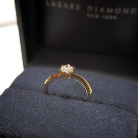 【ラザール ダイヤモンド(LAZARE DIAMOND)の口コミ】 シンプルなデザインでも指が綺麗に見えるよう緩やかなウェーブの物を選び…