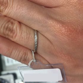 【festaria bijou SOPHIA(フェスタリア ビジュソフィア)の口コミ】 細身でラインに沿ってダイヤが入っているリングを探しており、幾つか候補…