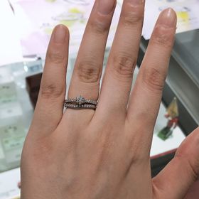 【モニッケンダム(MONNICKENDAM)の口コミ】 パヴェダイヤがついた婚約指輪で探していたときに試着しました。
ダイヤモ…