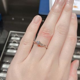 【銀座ダイヤモンドシライシの口コミ】 指輪のデザインは小柄で両サイドにも意思が着いてるタイプです。
ダイヤモ…