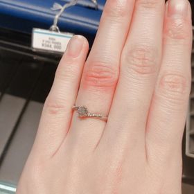 【銀座ダイヤモンドシライシの口コミ】 台座はカーブしてる指輪です。

曲線にも細かな石が付いていて、センター…