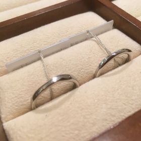 【TRECENTI(トレセンテ)の口コミ】 女性の指輪は華奢で繊細な感じであり、指もキレイに見える。男性用の指輪…