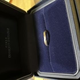 【銀座ダイヤモンドシライシの口コミ】 高級感があふれているデザインに惹かれました。また、直線じゃなくウェー…