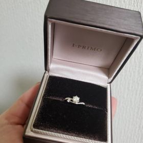 【アイプリモ(I-PRIMO)の口コミ】 中央のダイヤの横に、ピンクダイヤが少し離れたところにあることによって…