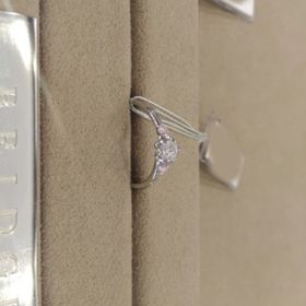 【BRIDGE(ブリッジ)の口コミ】 個性的で可愛らしいデザインですし、サイドに配置されたピンクダイヤも綺…